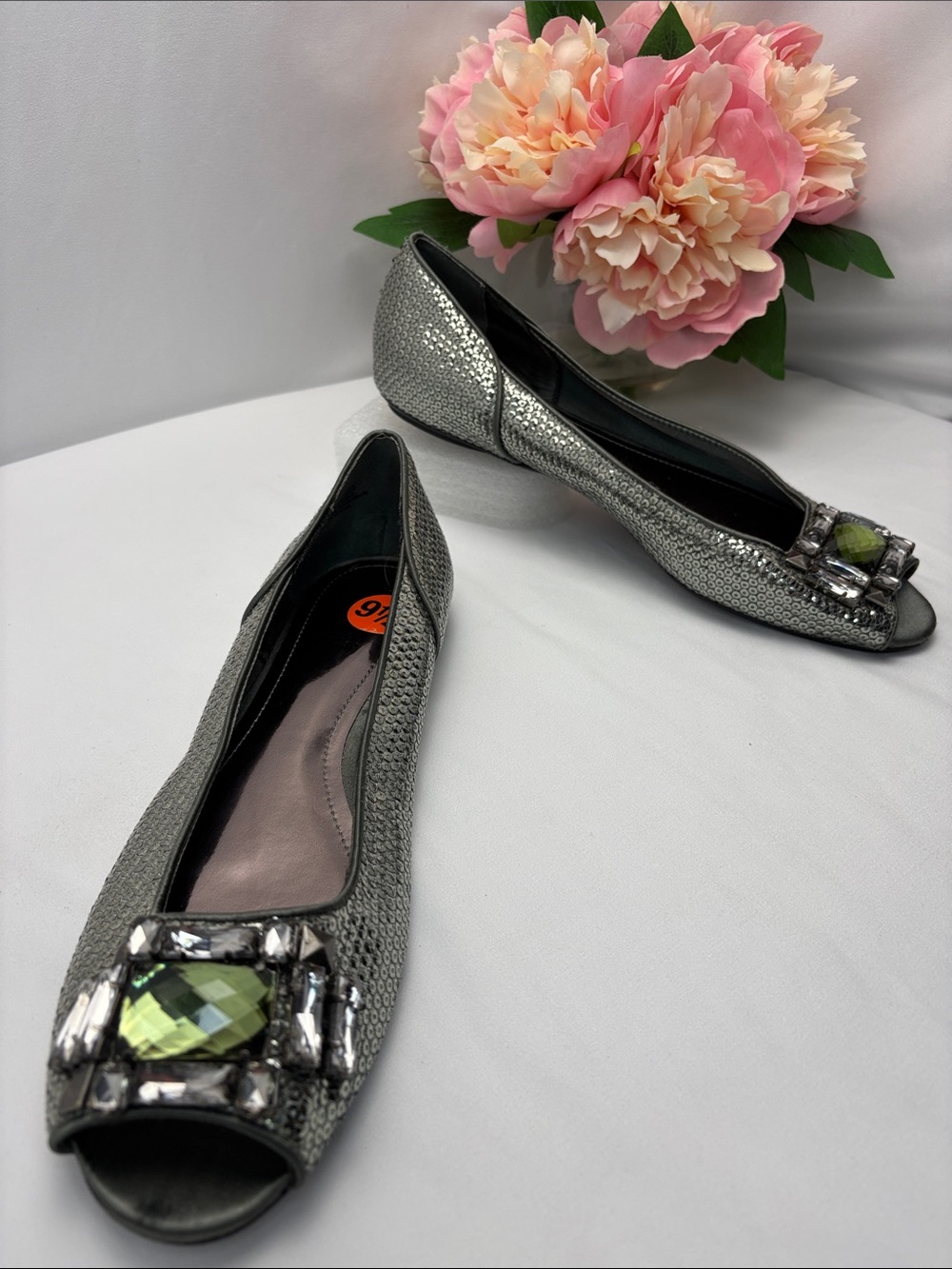Kenneth‎ Cole Womens 9.5 Silver Peep-Toe Flats with Green Gem Accent #443